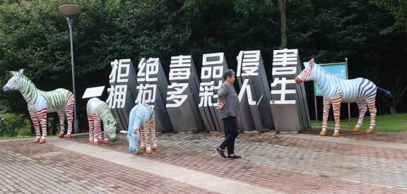 Anti drug sculpture