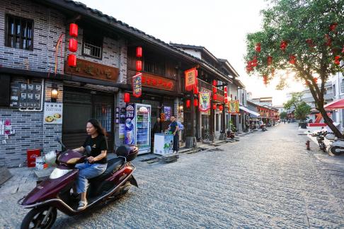 A glimpse of the market 14