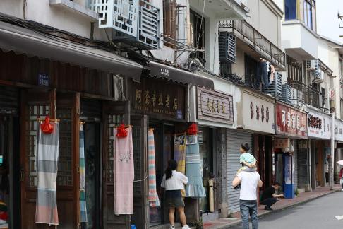 Riding a big horse 2