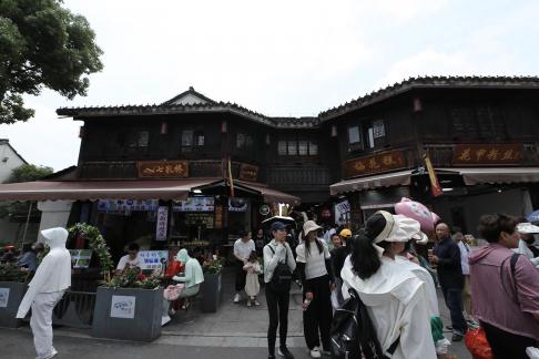 Under the tile flowing light 4