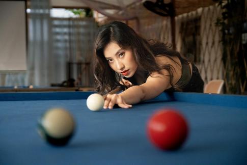 Billiards female player