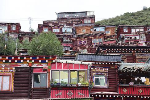 Houses on the mountain ridge 10