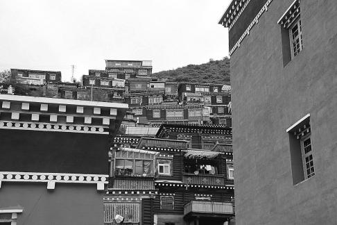 Houses on the mountain ridge 6