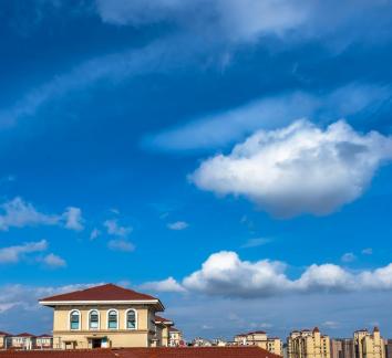 The clouds on the skyscraper 13