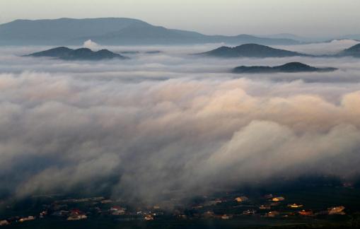 The sea of clouds covers the farm