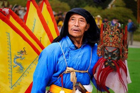 An old performer of Buyi Nuo opera