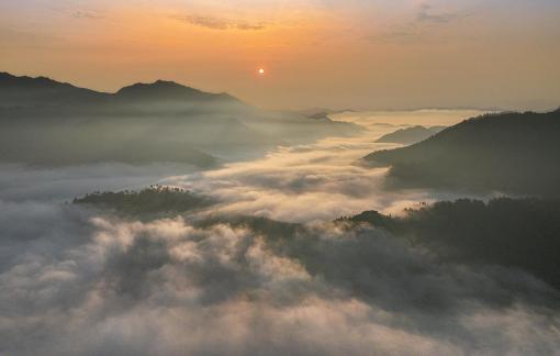 Sunrise over sea of ​​clouds