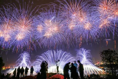 Fireworks bloom in full bloom 18