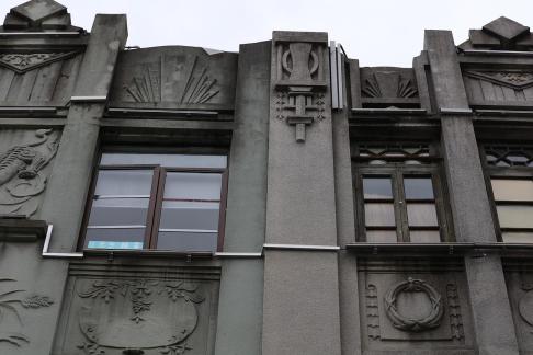 Gray toned floating growth 4