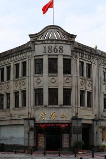 Gray toned floating growth 12