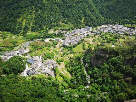 Green curtain hanging clouds 8