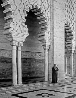 Rabat woman at the mausoleum