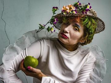 Lady with apples-2