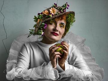 Lady with apples-3