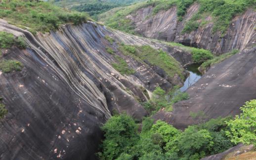 Between mountains and rivers 9