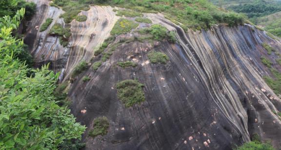 Between mountains and rivers 10