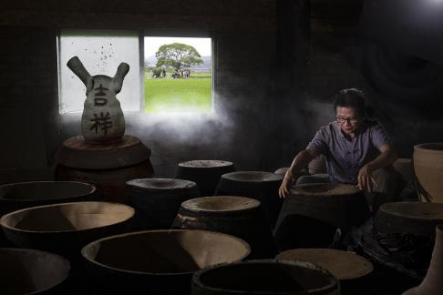 Pottery maker