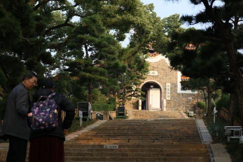 The eaves corner enters the sky 2