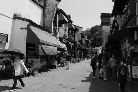 How deep is the alley 1