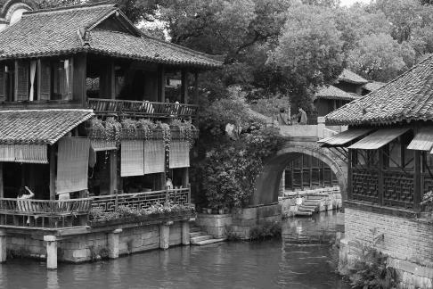 A river embracing the city 2