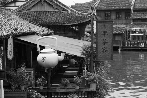 A river embracing the city 3