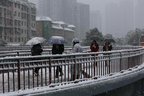 Snowflakes Dancing in the World 66