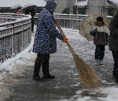 Snowflakes Dancing in the World 74