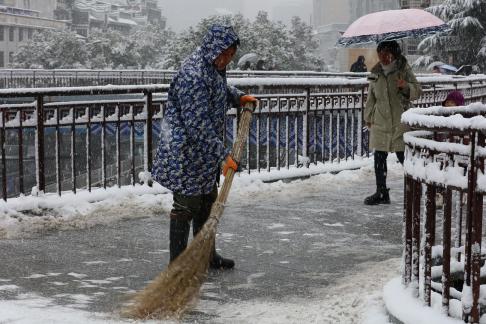 Snowflakes Dancing in the World 75