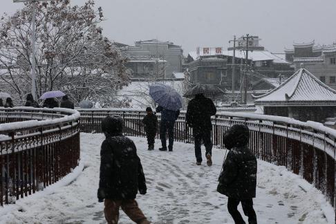 Snowflakes Dancing in the World 78