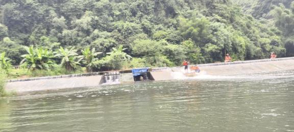 Bamboo raft water midstream 17
