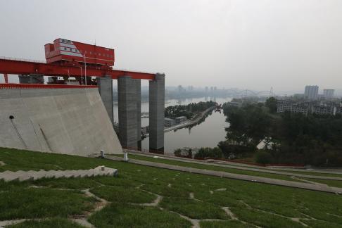 Transverse wave of dam 10