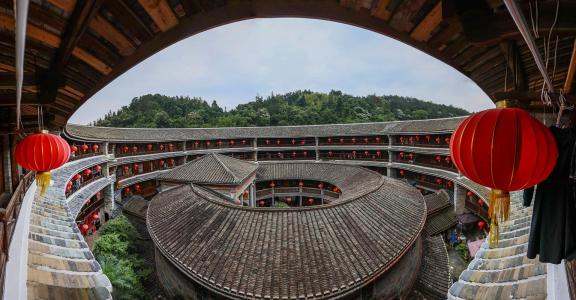 Warm lamp overlapping eaves 1