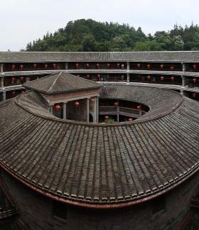 Warm lamp overlapping eaves 3