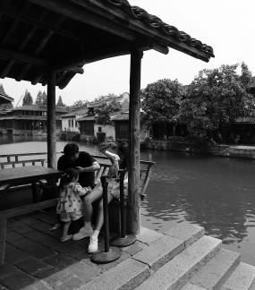 A river embracing the city 17