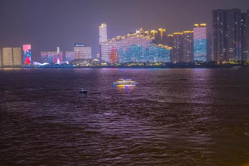 Night snacks by the river 5
