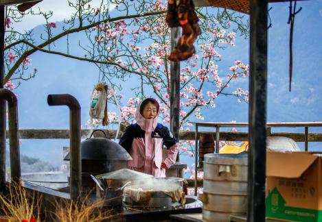 A lady cooker