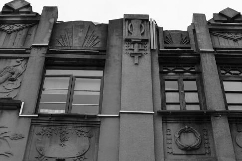 Gray toned floating growth 4