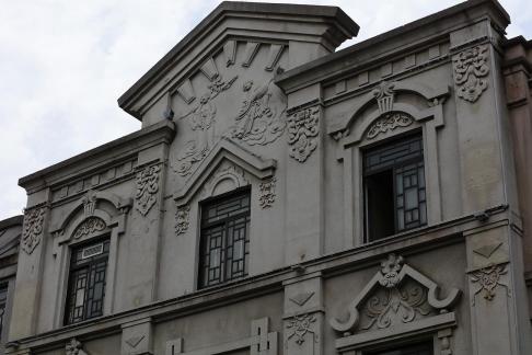 Gray toned floating growth 7