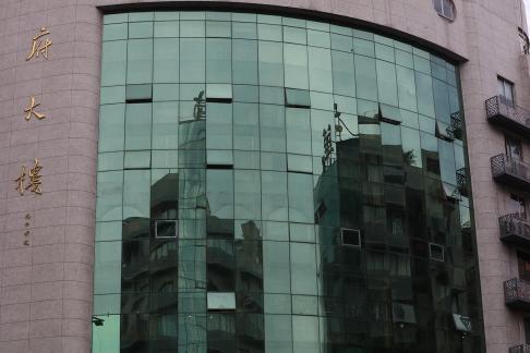 Gray toned floating growth 13