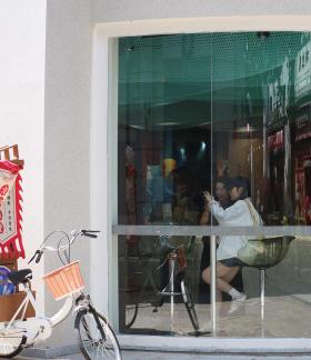 A moment on the street corner 2