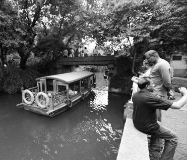 Singing on the green waves 3