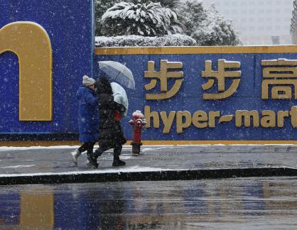 Snowflakes Dancing in the World 25