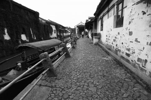 The alley stretches leisurely 4