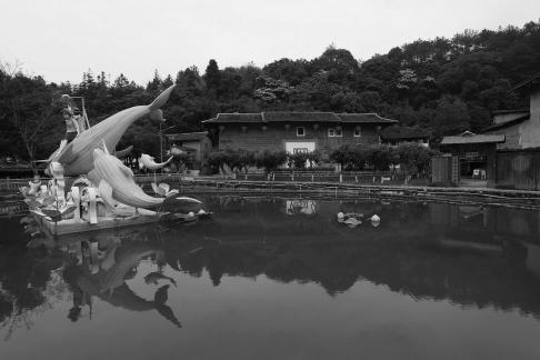 Lakeside households 4