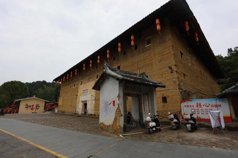 Between the surrounding areas 1