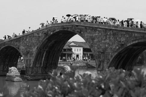 Qingshi Listening to the Rain 2
