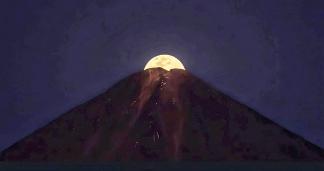 La luna dietro il vulcano