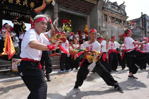 Drunken dragon dance