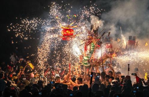Fire dragon dance