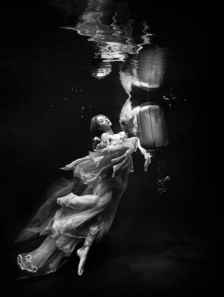 Lady in diving